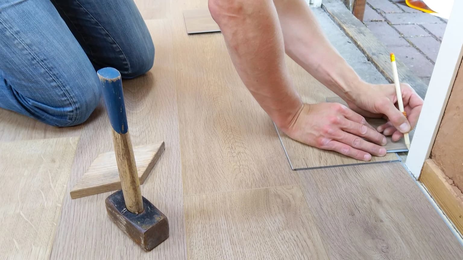 Laminaat of klik-pvc zelf leggen: wat lukt en waar gaat het mis?